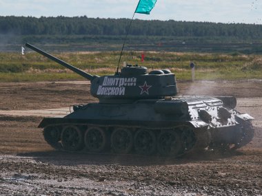 Sovyet tankı T-34 Moskova yakınlarındaki Alabino 'da düzenlenen tank biatlon yarışmasında Ordu-2020 forumu sırasında