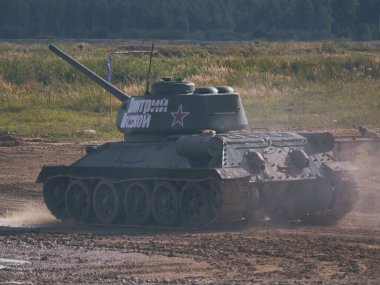 Sovyet tankı T-34 Moskova yakınlarındaki Alabino 'da düzenlenen tank biatlon yarışmasında Ordu-2020 forumu sırasında
