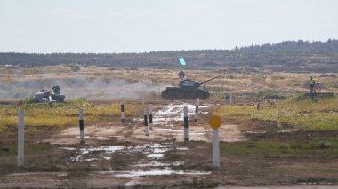 Sovyet tankı T-34 Moskova yakınlarındaki Alabino 'da düzenlenen tank biatlon yarışmasında Ordu-2020 forumu sırasında