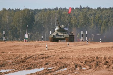 Sovyet tankı T-34 Moskova yakınlarındaki Alabino 'da düzenlenen tank biatlon yarışmasında Ordu-2020 forumu sırasında