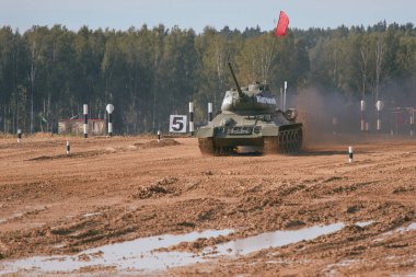 Sovyet tankı T-34 Moskova yakınlarındaki Alabino 'da düzenlenen tank biatlon yarışmasında Ordu-2020 forumu sırasında