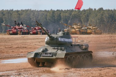 Sovyet tankı T-34 Moskova yakınlarındaki Alabino 'da düzenlenen tank biatlon yarışmasında Ordu-2020 forumu sırasında
