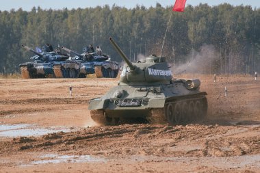 Sovyet tankı T-34 Moskova yakınlarındaki Alabino 'da düzenlenen tank biatlon yarışmasında Ordu-2020 forumu sırasında