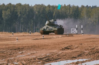 Sovyet tankı T-34 Moskova yakınlarındaki Alabino 'da düzenlenen tank biatlon yarışmasında Ordu-2020 forumu sırasında