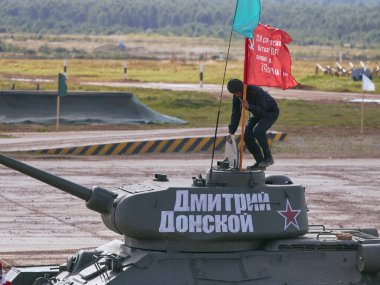 Sovyet tankı T-34 Moskova yakınlarındaki Alabino 'da düzenlenen tank biatlon yarışmasında Ordu-2020 forumu sırasında
