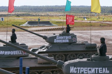 Sovyet tankı T-34 Moskova yakınlarındaki Alabino 'da düzenlenen tank biatlon yarışmasında Ordu-2020 forumu sırasında