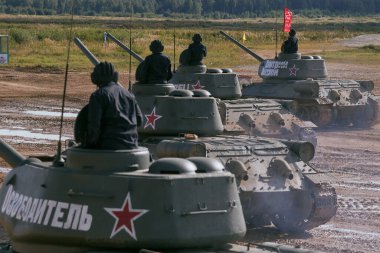 Sovyet tankı T-34 Moskova yakınlarındaki Alabino 'da düzenlenen tank biatlon yarışmasında Ordu-2020 forumu sırasında