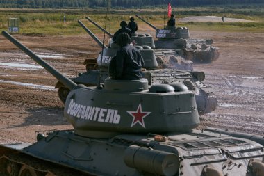 Sovyet tankı T-34 Moskova yakınlarındaki Alabino 'da düzenlenen tank biatlon yarışmasında Ordu-2020 forumu sırasında