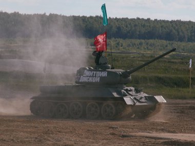 Sovyet tankı T-34 Moskova yakınlarındaki Alabino 'da düzenlenen tank biatlon yarışmasında Ordu-2020 forumu sırasında