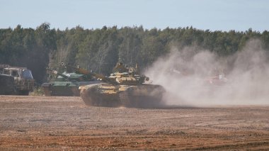 Ordu-2020 forumu sırasında Moskova yakınlarındaki Alabino 'da düzenlenen tank biatlon yarışmasında modern tank