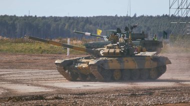 Ordu-2020 forumu sırasında Moskova yakınlarındaki Alabino 'da düzenlenen tank biatlon yarışmasında modern tank