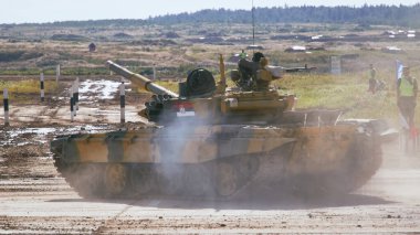 Ordu-2020 forumu sırasında Moskova yakınlarındaki Alabino 'da düzenlenen tank biatlon yarışmasında modern tank