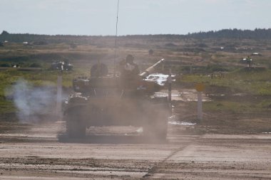 Ordu-2020 forumu sırasında Moskova yakınlarındaki Alabino 'da düzenlenen tank biatlon yarışmasında modern tank