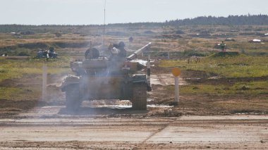 Ordu-2020 forumu sırasında Moskova yakınlarındaki Alabino 'da düzenlenen tank biatlon yarışmasında modern tank