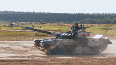 Ordu-2020 forumu sırasında Moskova yakınlarındaki Alabino 'da düzenlenen tank biatlon yarışmasında modern tank