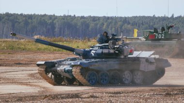 Ordu-2020 forumu sırasında Moskova yakınlarındaki Alabino 'da düzenlenen tank biatlon yarışmasında modern tank