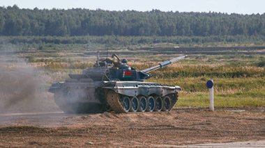 Ordu-2020 forumu sırasında Moskova yakınlarındaki Alabino 'da düzenlenen tank biatlon yarışmasında modern tank