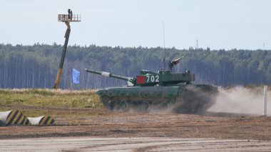Ordu-2020 forumu sırasında Moskova yakınlarındaki Alabino 'da düzenlenen tank biatlon yarışmasında modern tank