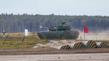 Ordu-2020 forumu sırasında Moskova yakınlarındaki Alabino 'da düzenlenen tank biatlon yarışmasında modern tank