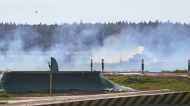 Ordu-2020 forumu sırasında Moskova yakınlarındaki Alabino 'da düzenlenen tank biatlon yarışmasında modern tank