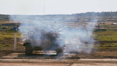 Ordu-2020 forumu sırasında Moskova yakınlarındaki Alabino 'da düzenlenen tank biatlon yarışmasında modern tank