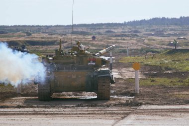 Ordu-2020 forumu sırasında Moskova yakınlarındaki Alabino 'da düzenlenen tank biatlon yarışmasında modern tank