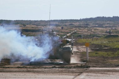 Ordu-2020 forumu sırasında Moskova yakınlarındaki Alabino 'da düzenlenen tank biatlon yarışmasında modern tank