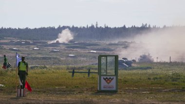 Ordu-2020 forumu sırasında Moskova yakınlarındaki Alabino 'da düzenlenen tank biatlon yarışmasında modern tank
