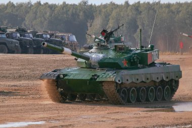 Ordu-2020 forumu sırasında Moskova yakınlarındaki Alabino 'da düzenlenen tank biatlon yarışmasında modern tank