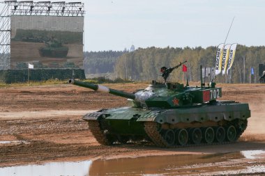 Ordu-2020 forumu sırasında Moskova yakınlarındaki Alabino 'da düzenlenen tank biatlon yarışmasında modern tank