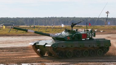Ordu-2020 forumu sırasında Moskova yakınlarındaki Alabino 'da düzenlenen tank biatlon yarışmasında modern tank