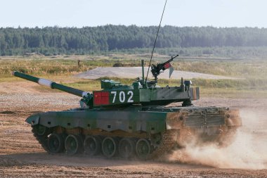 Ordu-2020 forumu sırasında Moskova yakınlarındaki Alabino 'da düzenlenen tank biatlon yarışmasında modern tank