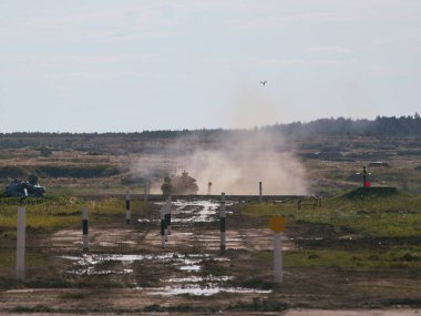 Ordu-2020 forumu sırasında Moskova yakınlarındaki Alabino 'da düzenlenen tank biatlon yarışmasında modern tank