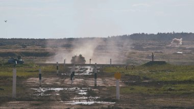 Ordu-2020 forumu sırasında Moskova yakınlarındaki Alabino 'da düzenlenen tank biatlon yarışmasında modern tank