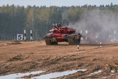 Ordu-2020 forumu sırasında Moskova yakınlarındaki Alabino 'da düzenlenen tank biatlon yarışmasında modern tank