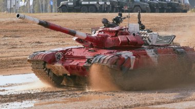 Ordu-2020 forumu sırasında Moskova yakınlarındaki Alabino 'da düzenlenen tank biatlon yarışmasında modern tank
