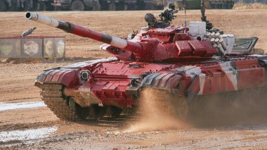 Ordu-2020 forumu sırasında Moskova yakınlarındaki Alabino 'da düzenlenen tank biatlon yarışmasında modern tank