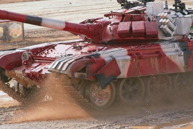 Ordu-2020 forumu sırasında Moskova yakınlarındaki Alabino 'da düzenlenen tank biatlon yarışmasında modern tank