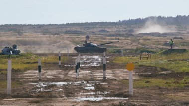Ordu-2020 forumu sırasında Moskova yakınlarındaki Alabino 'da düzenlenen tank biatlon yarışmasında modern tank
