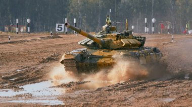 Ordu-2020 forumu sırasında Moskova yakınlarındaki Alabino 'da düzenlenen tank biatlon yarışmasında modern tank