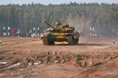 Ordu-2020 forumu sırasında Moskova yakınlarındaki Alabino 'da düzenlenen tank biatlon yarışmasında modern tank