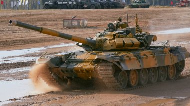Ordu-2020 forumu sırasında Moskova yakınlarındaki Alabino 'da düzenlenen tank biatlon yarışmasında modern tank