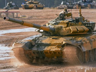 Ordu-2020 forumu sırasında Moskova yakınlarındaki Alabino 'da düzenlenen tank biatlon yarışmasında modern tank