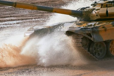 Ordu-2020 forumu sırasında Moskova yakınlarındaki Alabino 'da düzenlenen tank biatlon yarışmasında modern tank