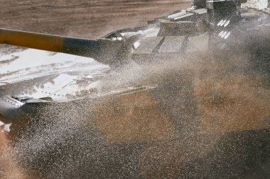 Ordu-2020 forumu sırasında Moskova yakınlarındaki Alabino 'da düzenlenen tank biatlon yarışmasında modern tank