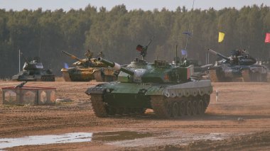 Ordu-2020 forumu sırasında Moskova yakınlarındaki Alabino 'da düzenlenen tank biatlon yarışmasında modern tank