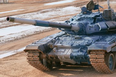 Ordu-2020 forumu sırasında Moskova yakınlarındaki Alabino 'da düzenlenen tank biatlon yarışmasında modern tank