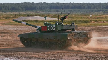 Ordu-2020 forumu sırasında Moskova yakınlarındaki Alabino 'da düzenlenen tank biatlon yarışmasında modern tank