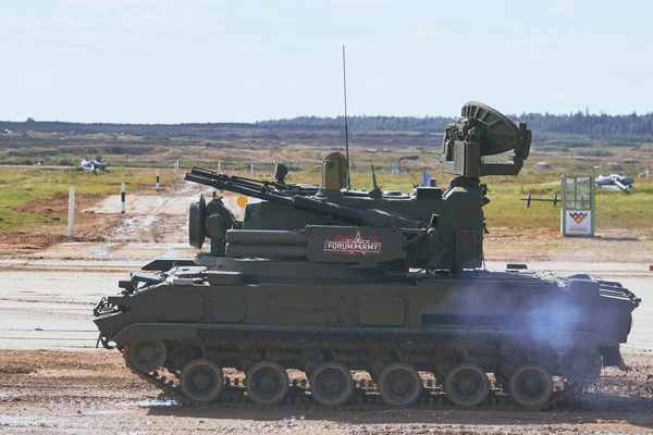 Ordu-2020 forumu sırasında Moskova yakınlarındaki Alabino 'da düzenlenen tank biatlon yarışmasında modern tank