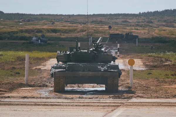 Ordu-2020 forumu sırasında Moskova yakınlarındaki Alabino 'da düzenlenen tank biatlon yarışmasında modern tank